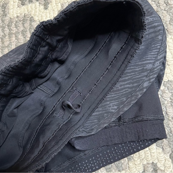 Lululemon Bootcamp Ready Short in Stride Emboss Black - Picture 6 of 7